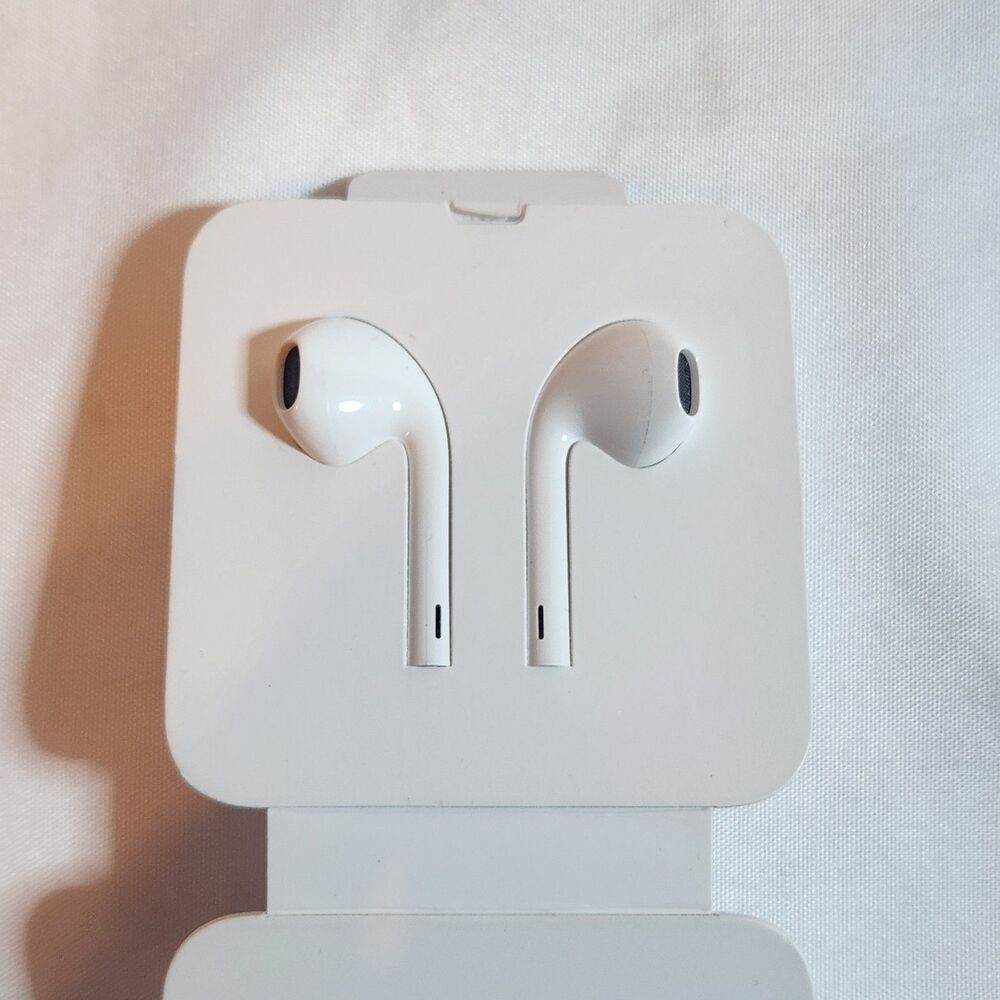 Apple EarPods with Lightning Connector Wired Earbuds Genuine White New